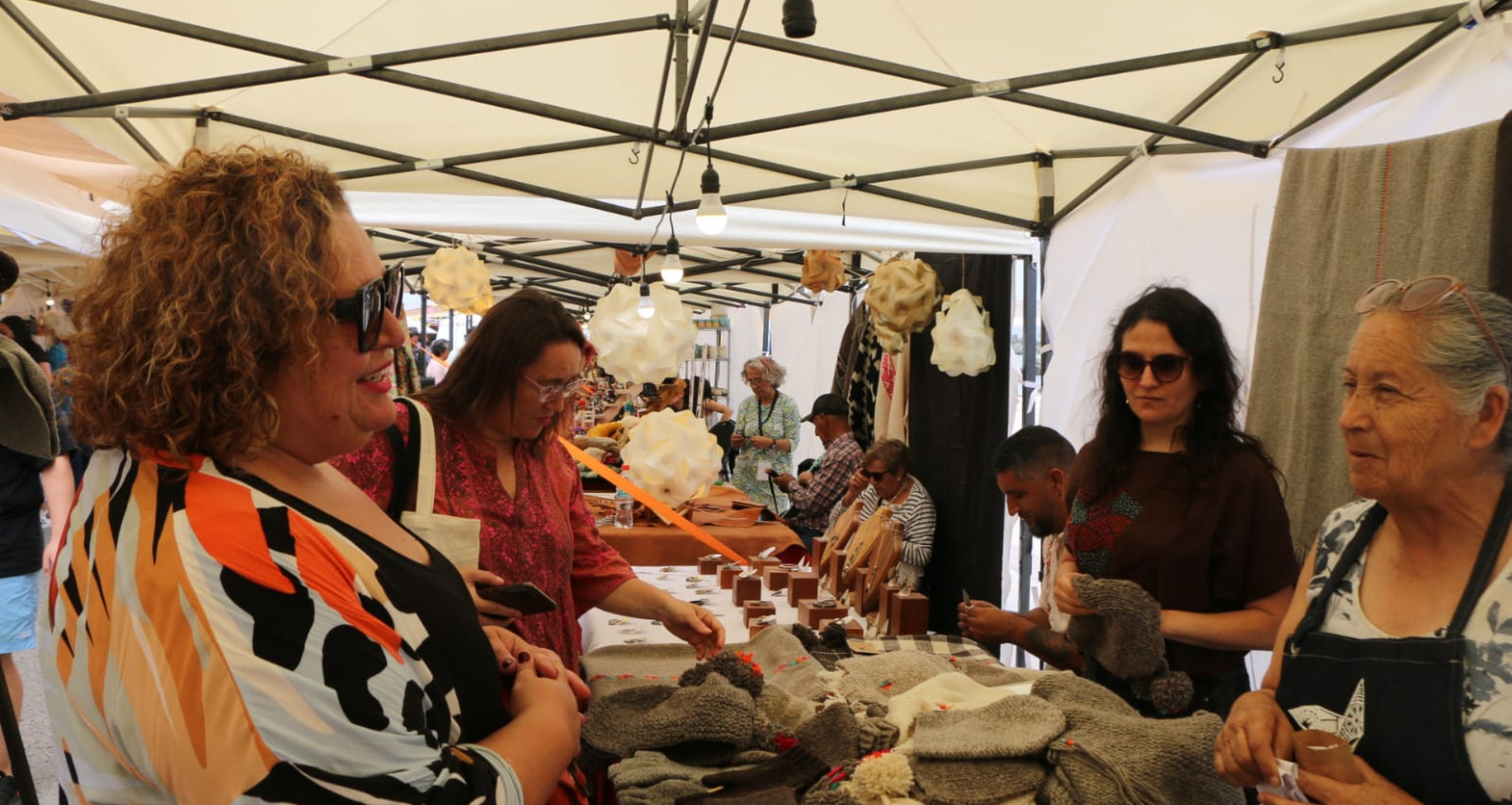 Más de 80 artesanas y artesanos de todo el país y una aplaudida cartelera cultural dieron vida a la 13ª Feria Nacional de Artesanía de Bahía Inglesa