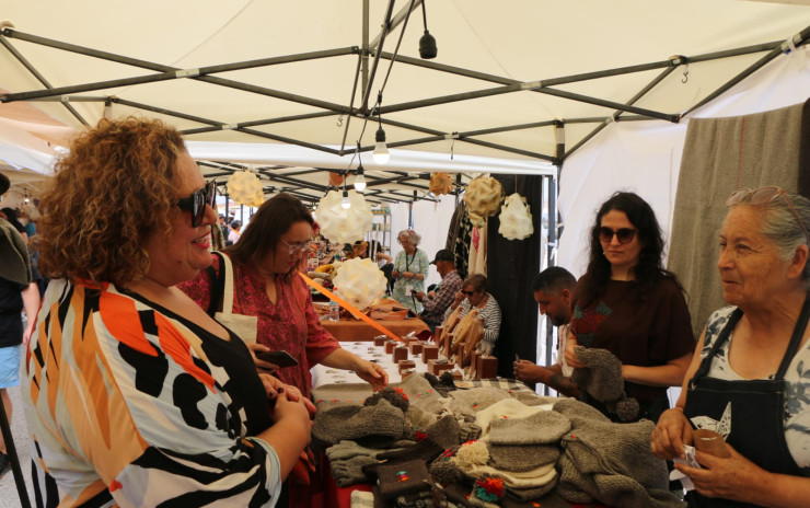 Más de 80 artesanas y artesanos de todo el país y una aplaudida cartelera cultural dieron vida a la 13ª Feria Nacional de Artesanía de Bahía Inglesa