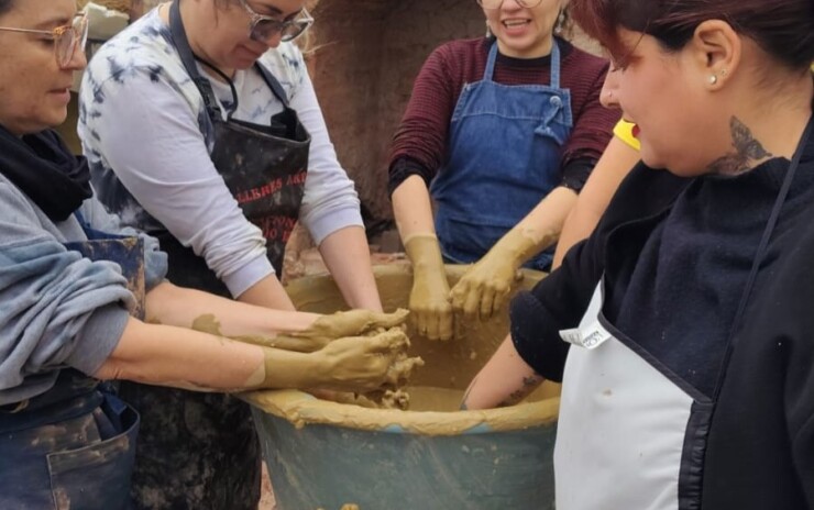 Taller de cerámica reunió a nuevas artesanas y artesanos en Caldera