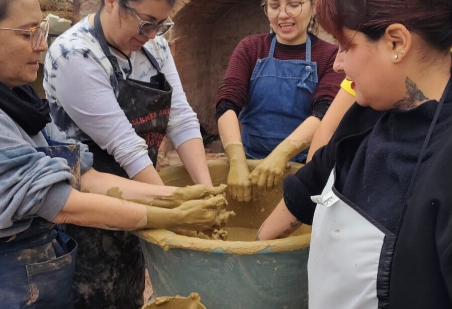 Taller de cerámica reunió a nuevas artesanas y artesanos en Caldera