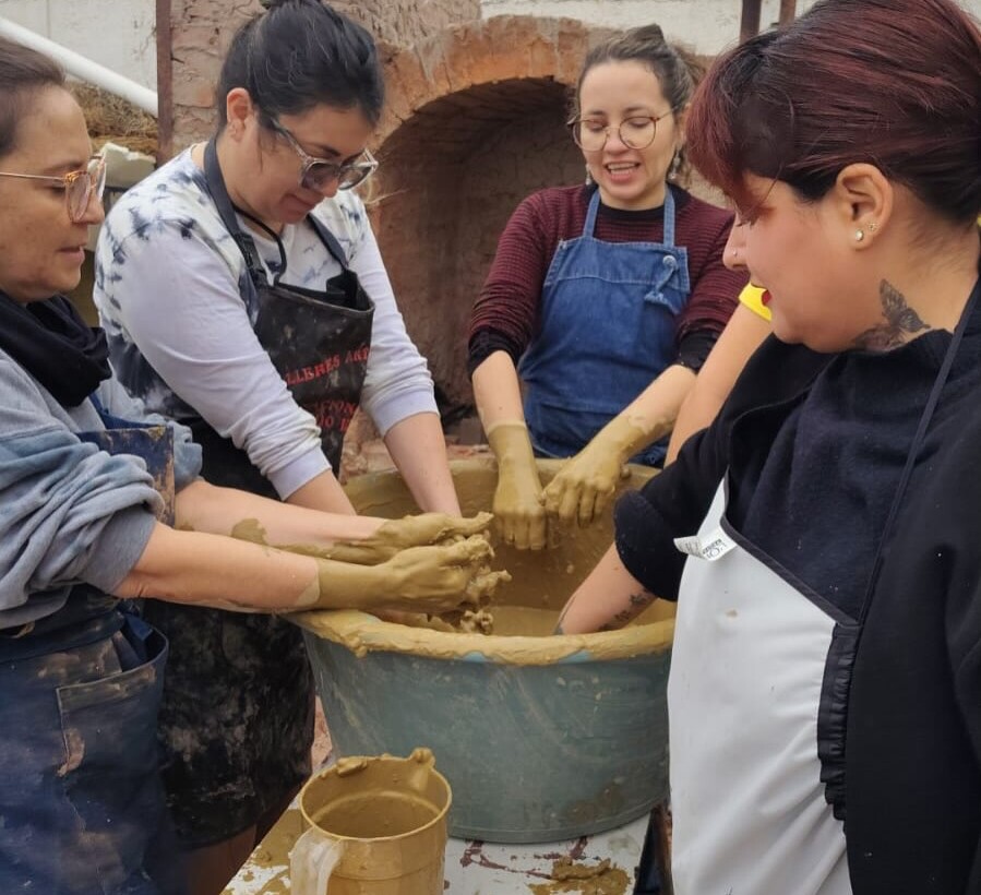 Taller de cerámica reunió a nuevas artesanas y artesanos en Caldera