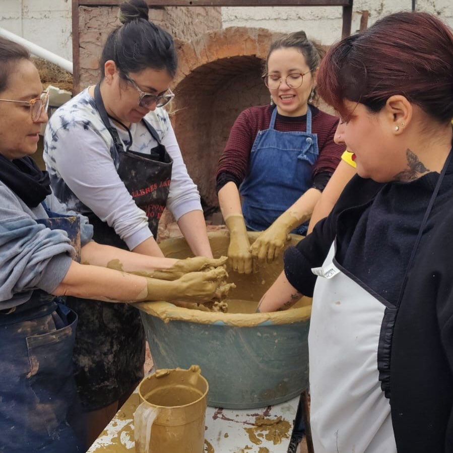 Taller de cerámica reunió a nuevas artesanas y artesanos en Caldera